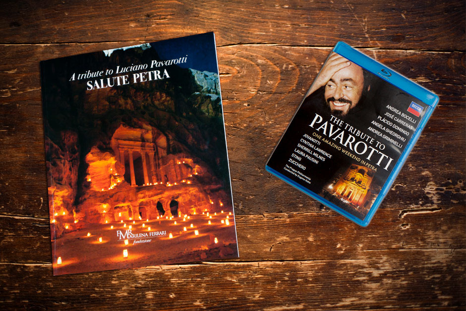 La Copertina del libro "Salute Petra - Tribute to Luciano Pavarotti" pubblicato da FMR e il Blu-Ray Disk dell
