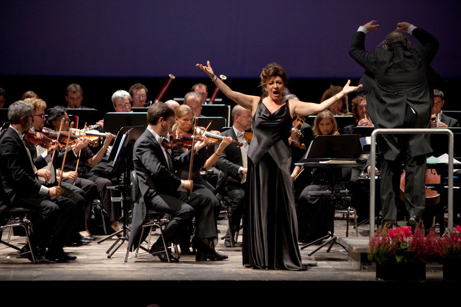 Concerto Buon Compleanno Maestro. Concerto in memoria di Luciano Pavarotti - Il soprano Daniela Dessi. Teatro Comunale di Bologna.