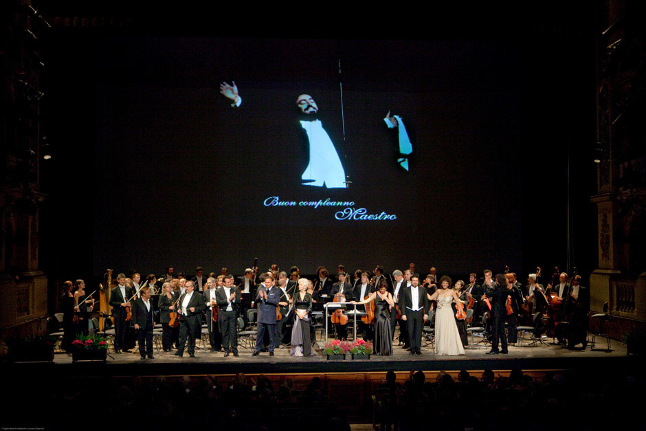 Concerto Buon Compleanno Maestro. Concerto in memoria di Luciano Pavarotti - Saluti finali. Teatro Comunale di Bologna.